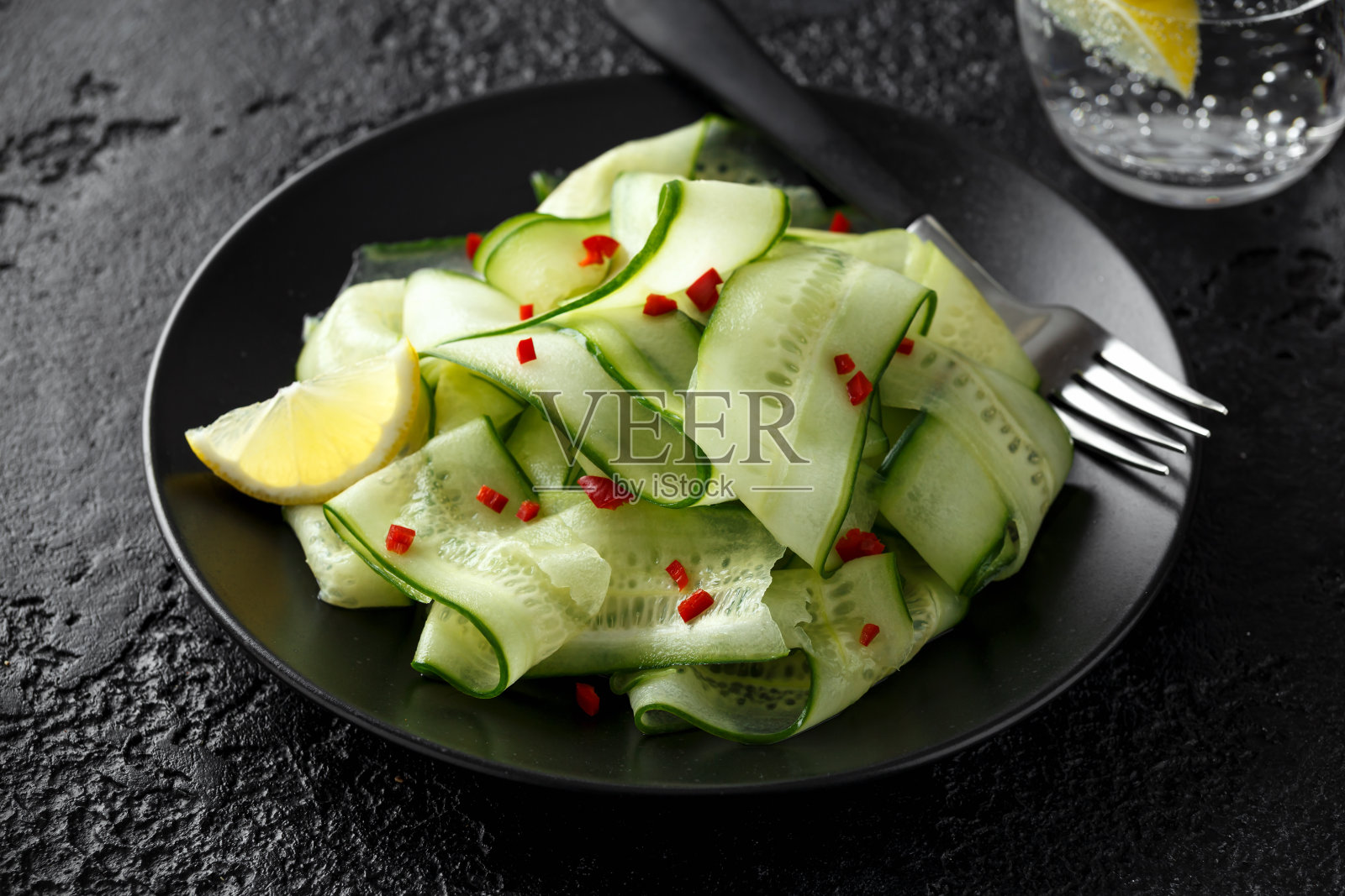 黄瓜片拌盐、胡椒粉和红胡椒粉照片摄影图片