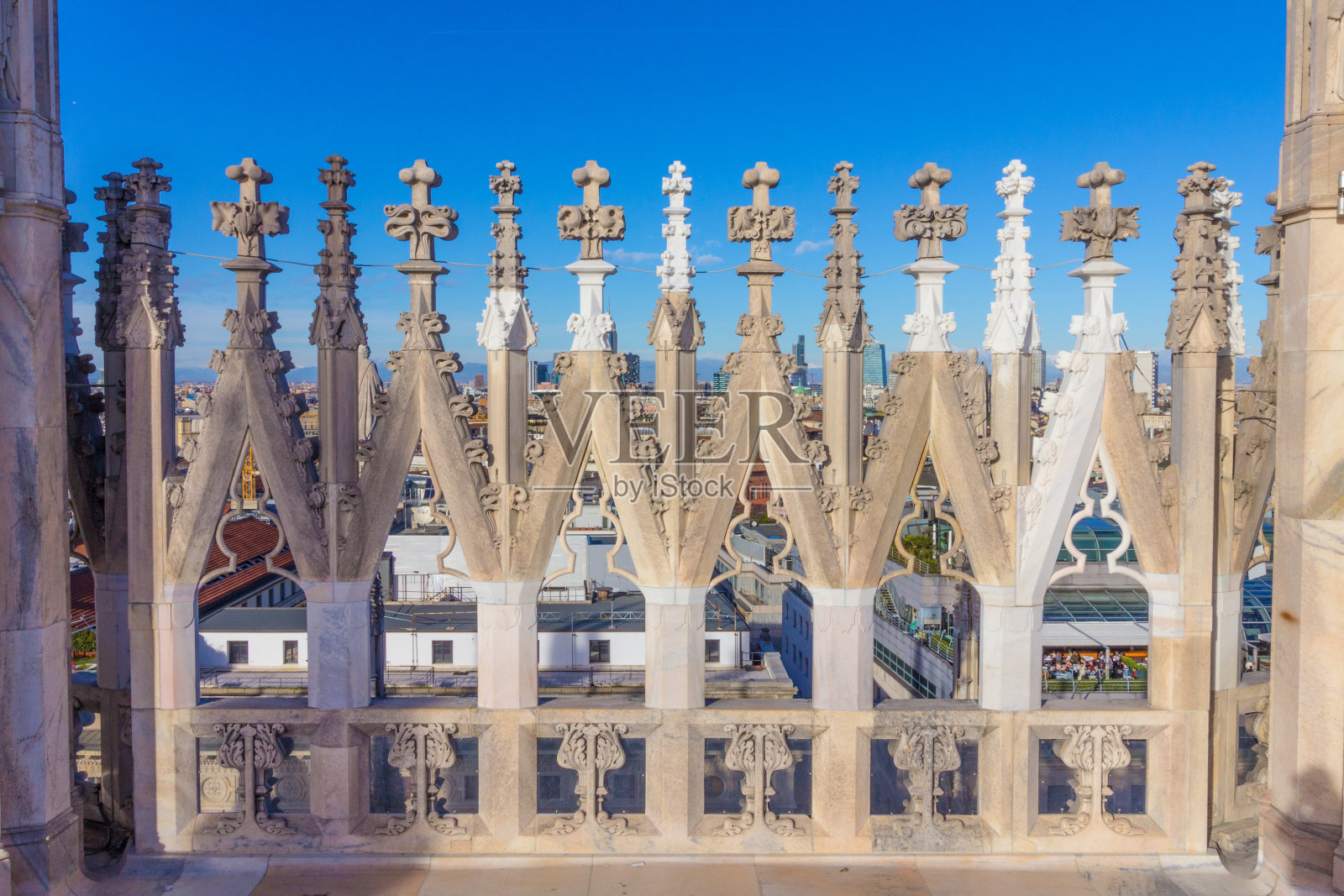 米兰大教堂的尖顶照片摄影图片