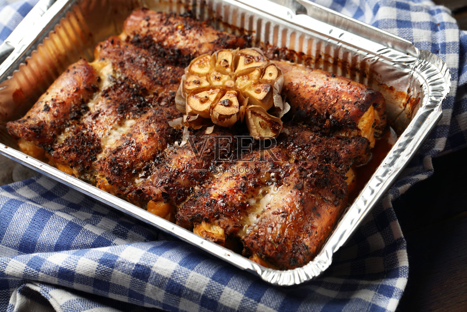 烤猪里脊卷配白干酪和欧芹照片摄影图片