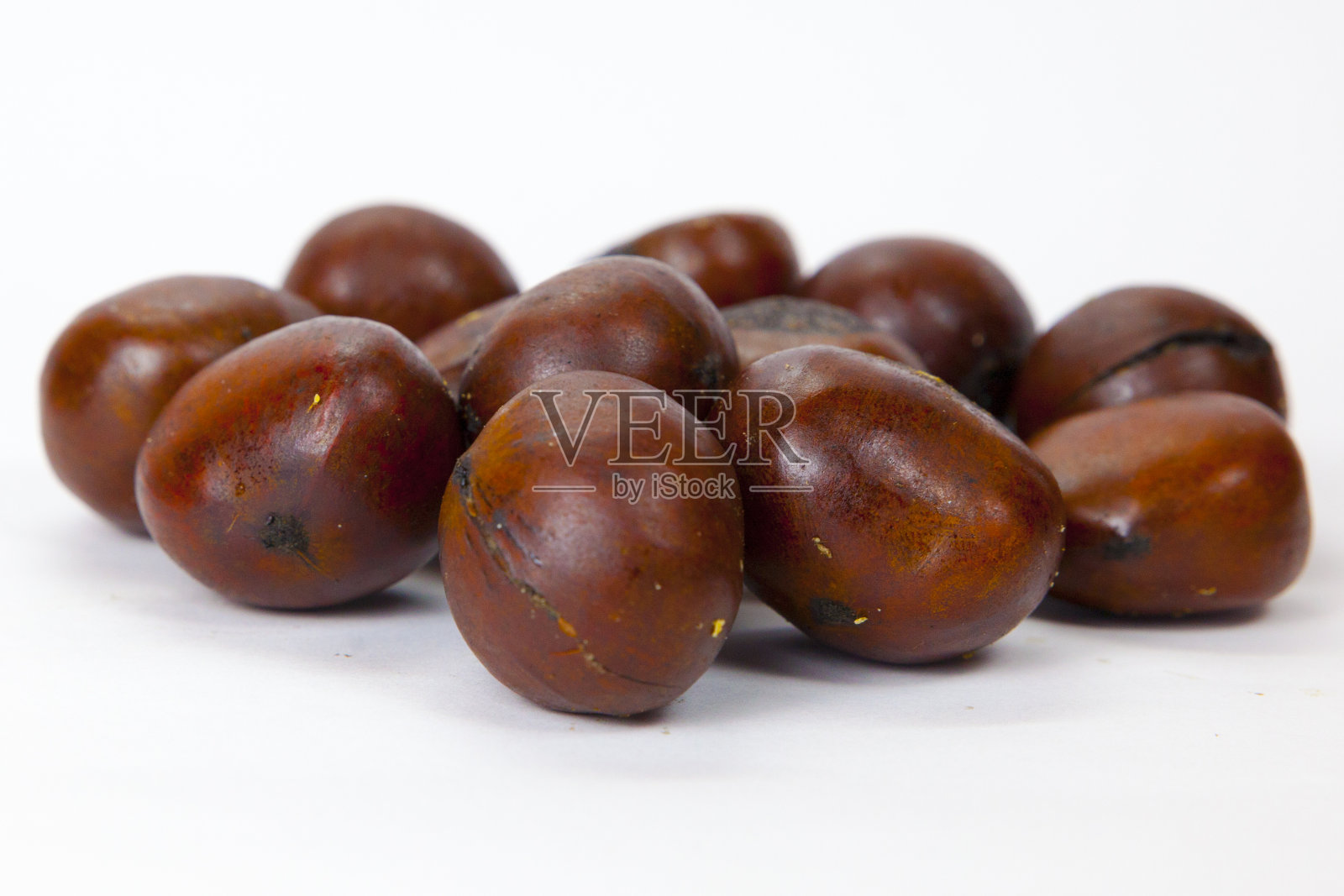 孤立在白色背景上的栗子。照片摄影图片