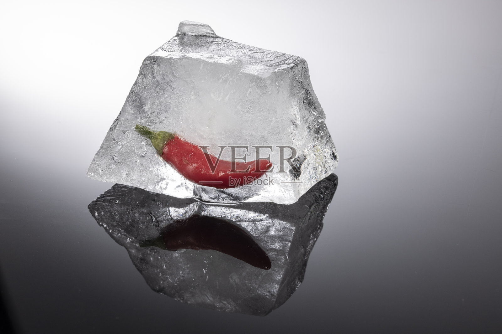 冰块里的辣椒照片摄影图片