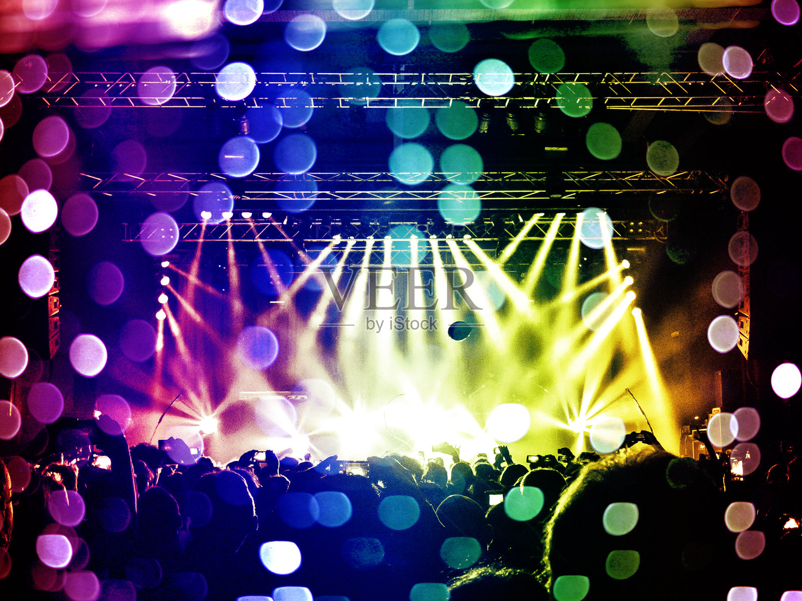 音乐会现场舞台前的观众照片摄影图片