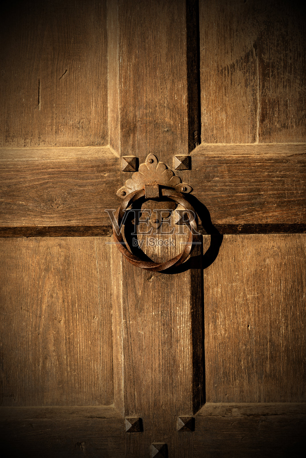 有环形把手的旧木门照片摄影图片