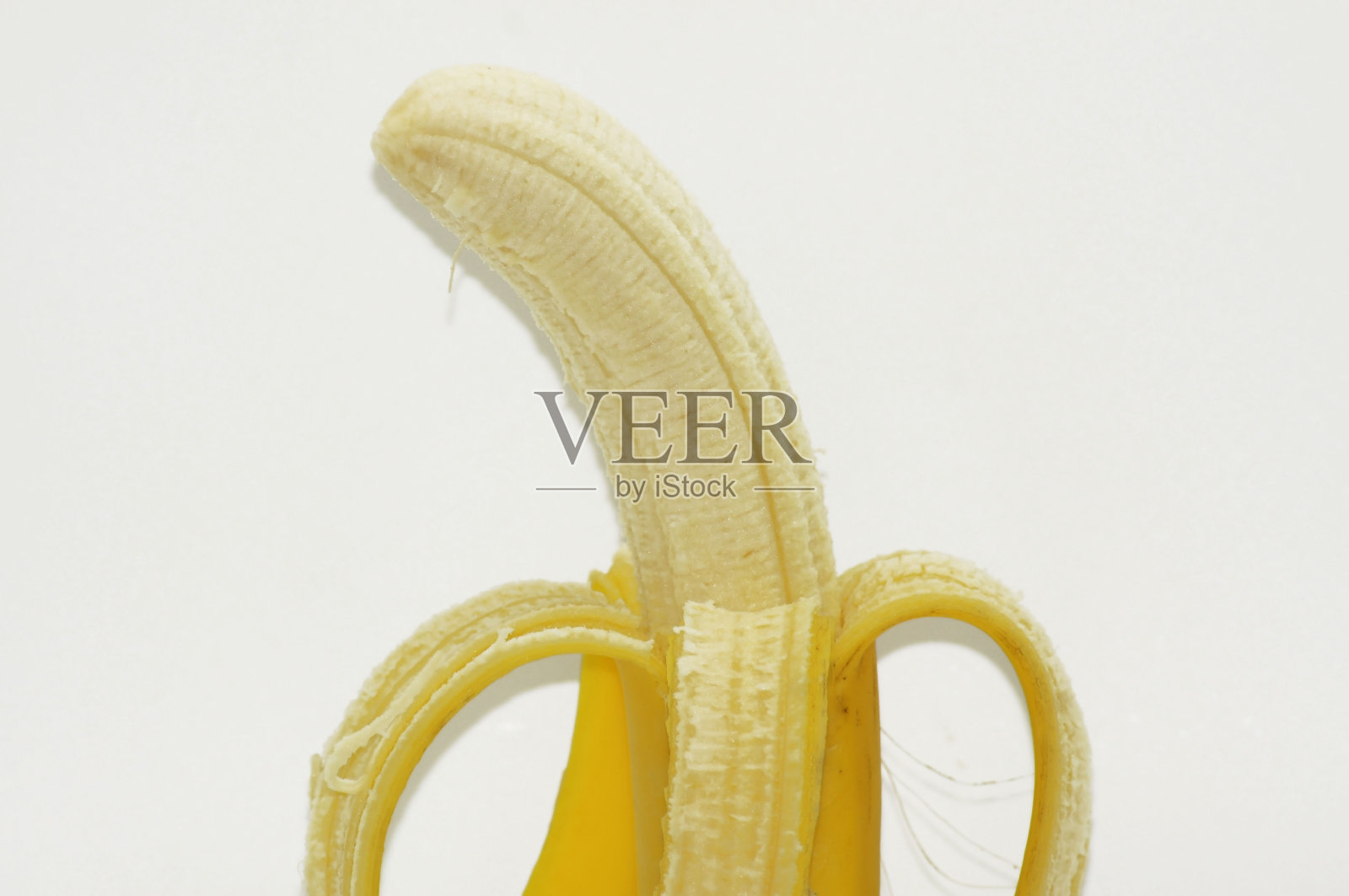 香蕉半剥皮，白色背景照片摄影图片