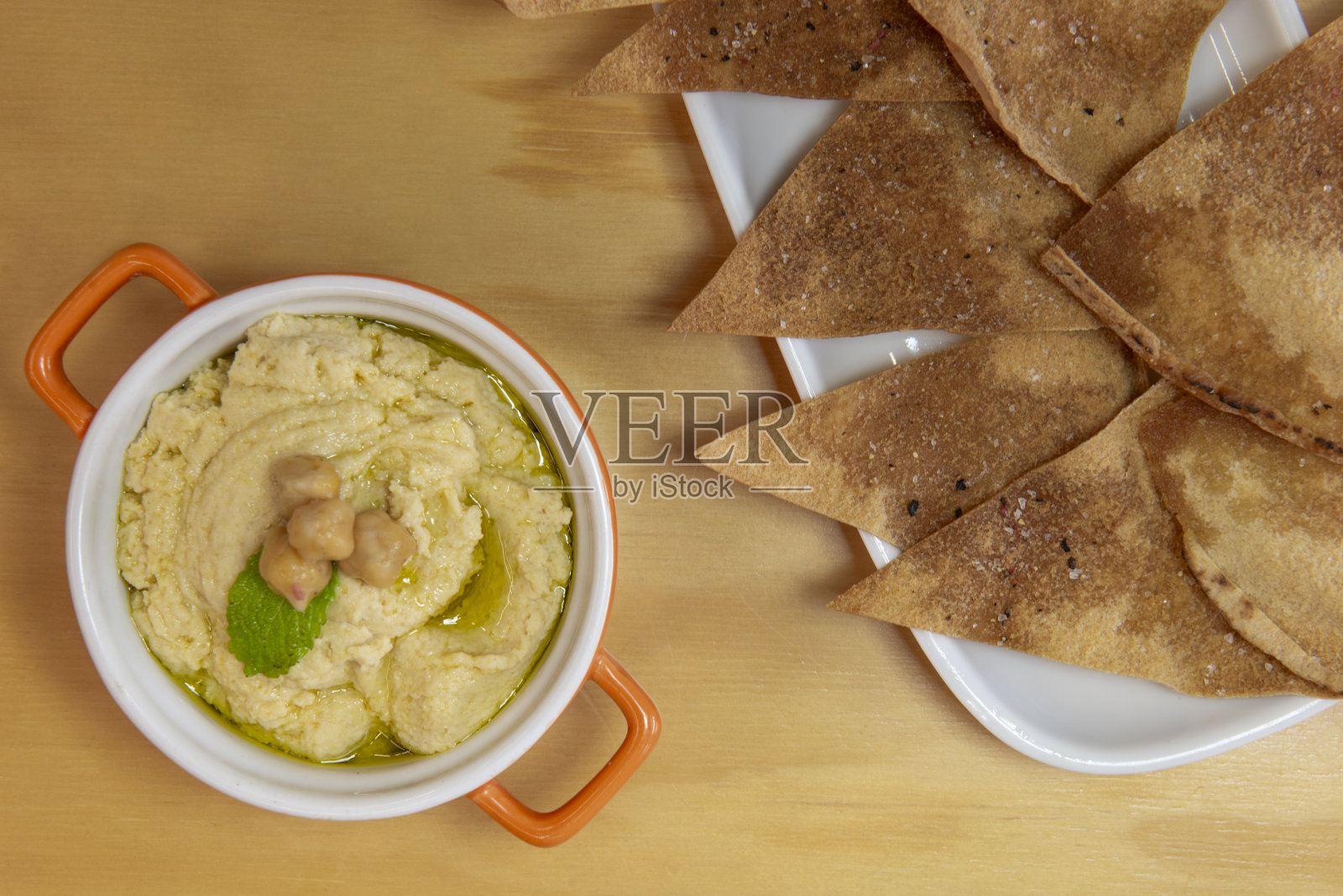 鹰嘴豆泥和皮塔饼照片摄影图片