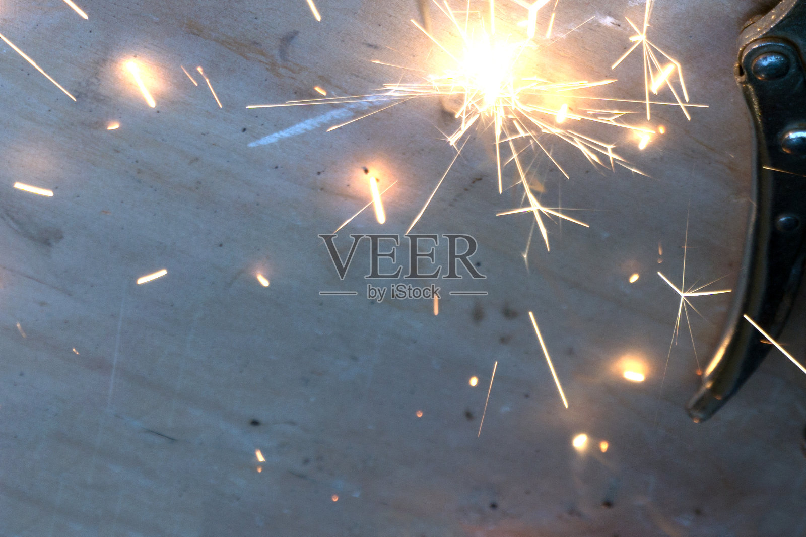 明亮的东西在黑色的背景上闪闪发光。照片摄影图片