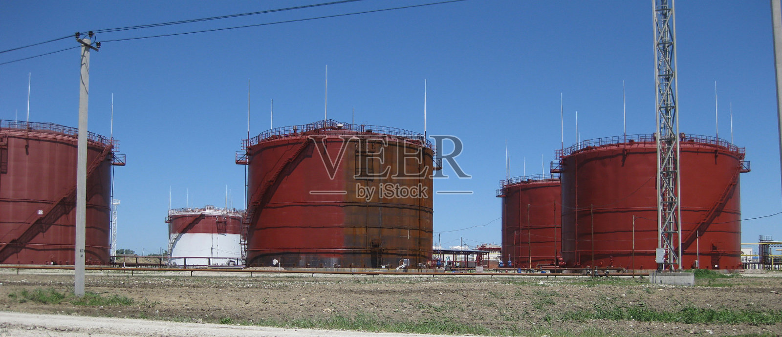 把垂直的钢罐装起来。石油产品的储存能力照片摄影图片