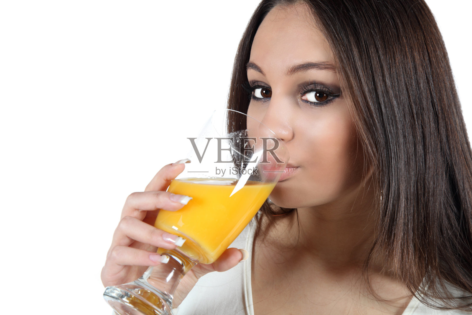 漂亮的年轻女子，拿着一杯果汁照片摄影图片
