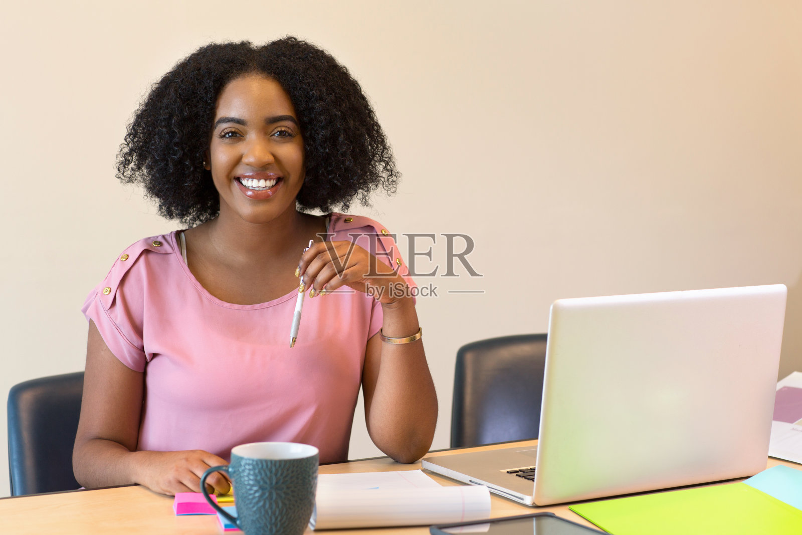 非裔美国女商人工作的肖像照片摄影图片