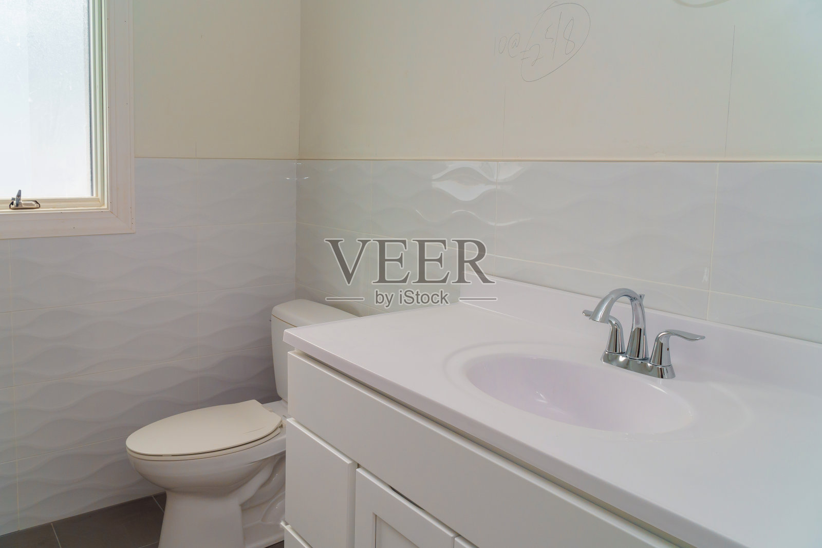 明亮的空间白色浴室，一个脸盆，一个坐浴盆和一个碗照片摄影图片