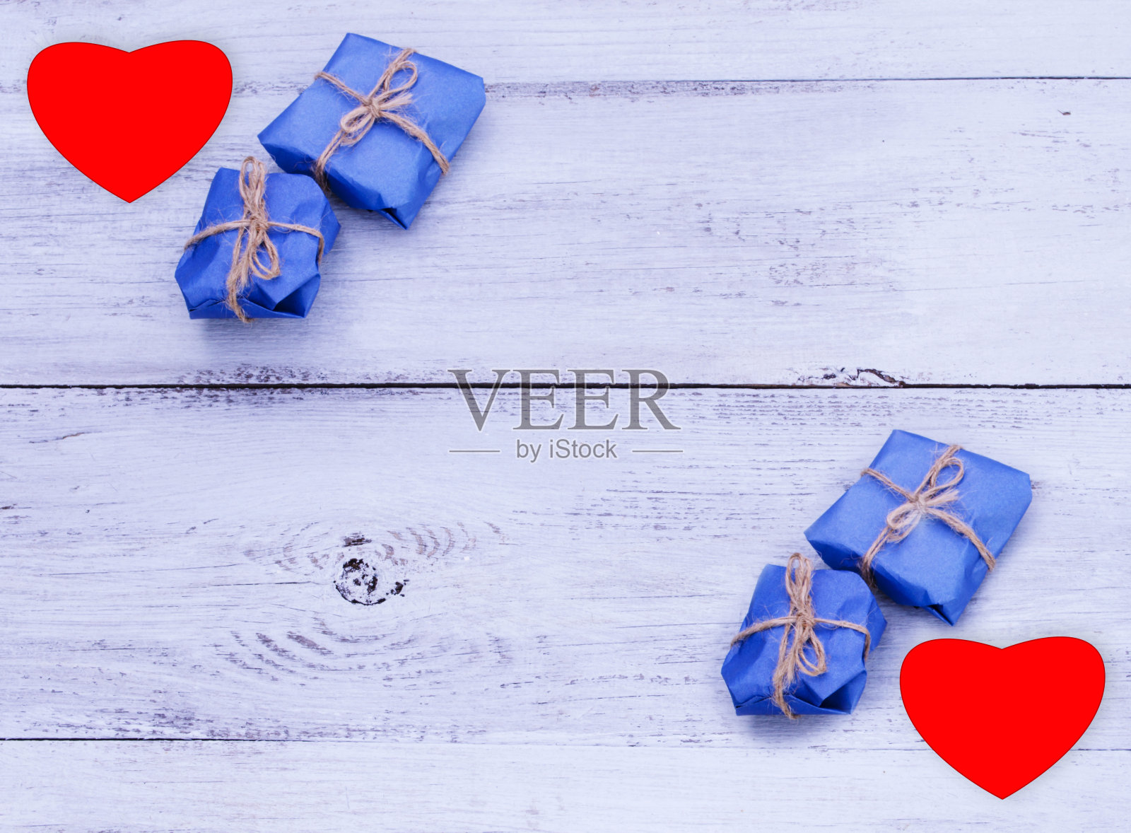 蓝色礼盒，木背景上有红心照片摄影图片