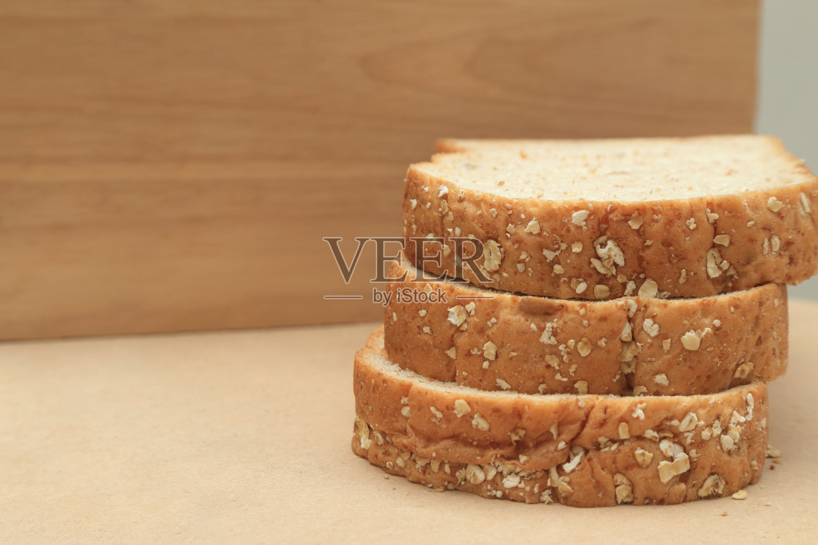 全谷物面包在棕色的木材背景。照片摄影图片