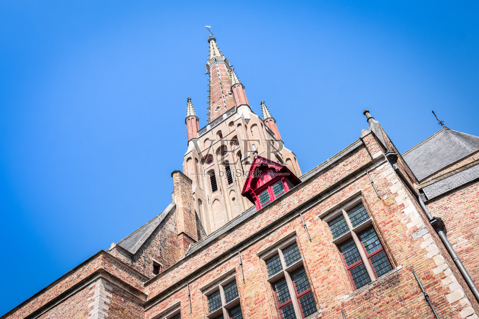 在一个晴朗的日子与蓝天，比利时布鲁日圣母教堂的顶视图照片摄影图片
