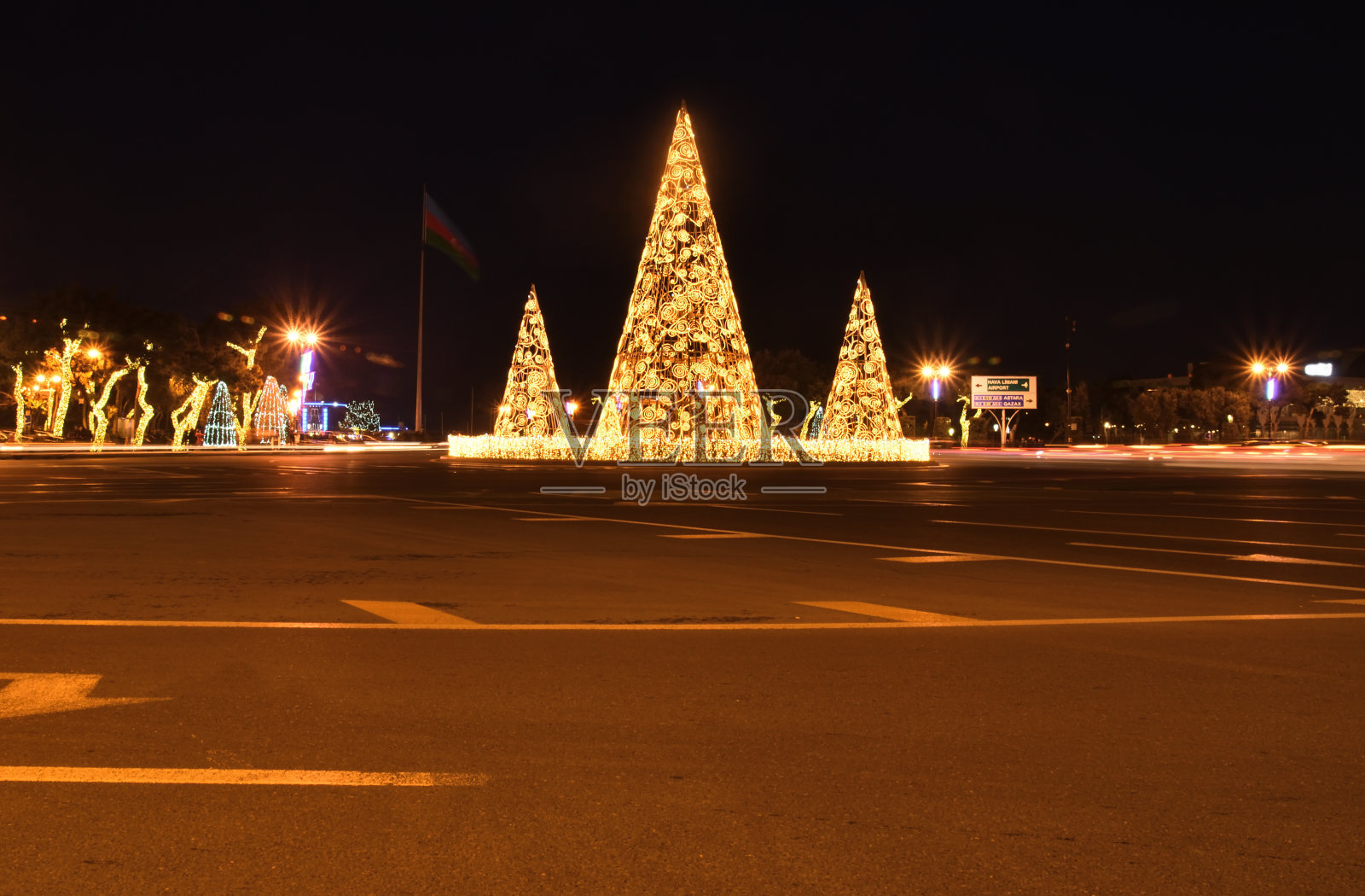 巴库的新年灯树。阿塞拜疆照片摄影图片