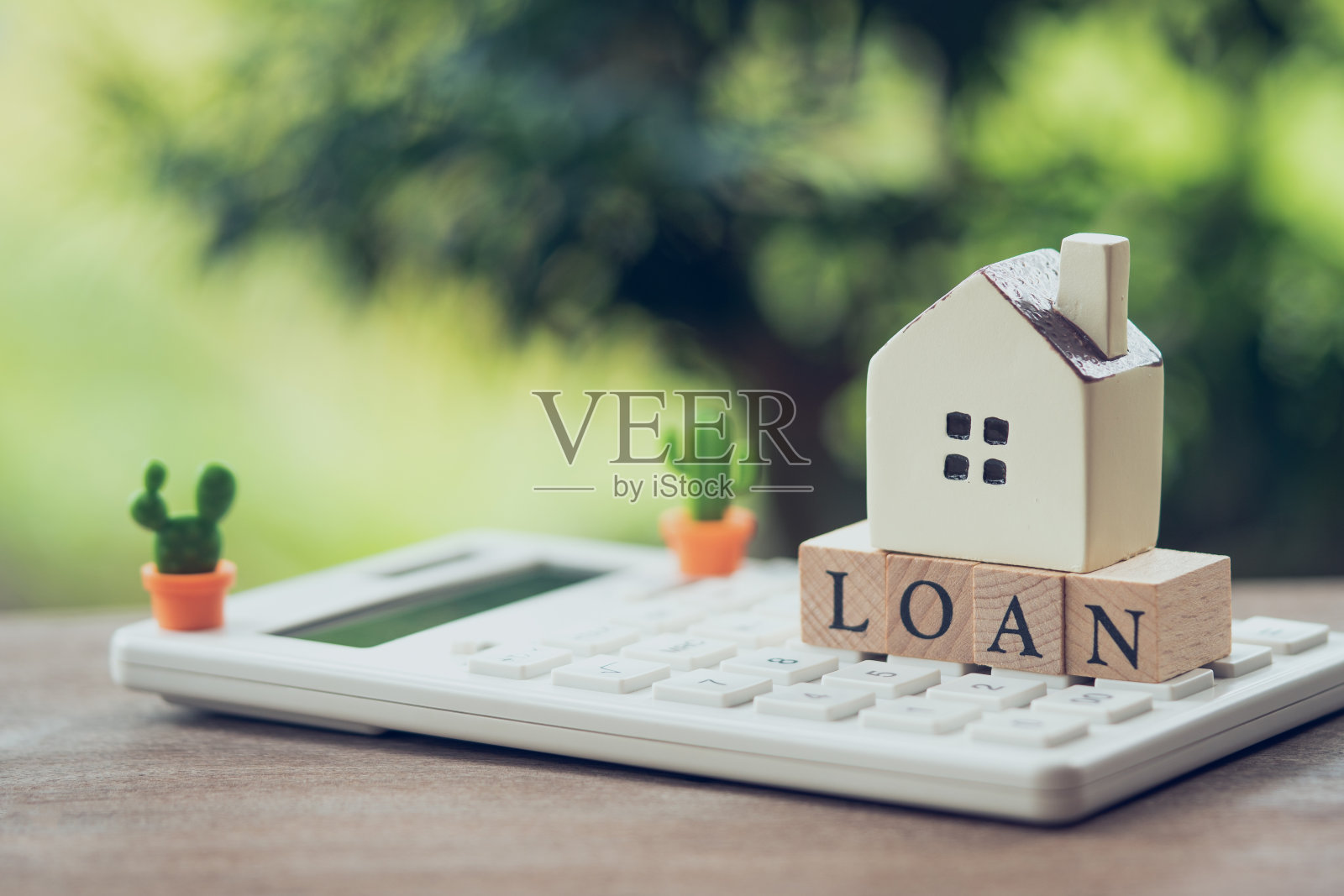 一个模型房屋模型放置在木字贷款。作为背景财产房地产概念与复制空间为您的文本或设计。照片摄影图片