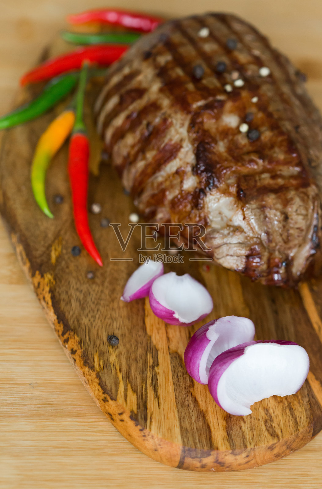 食物。牛排菲力牛排，装饰辣椒和洋葱照片摄影图片