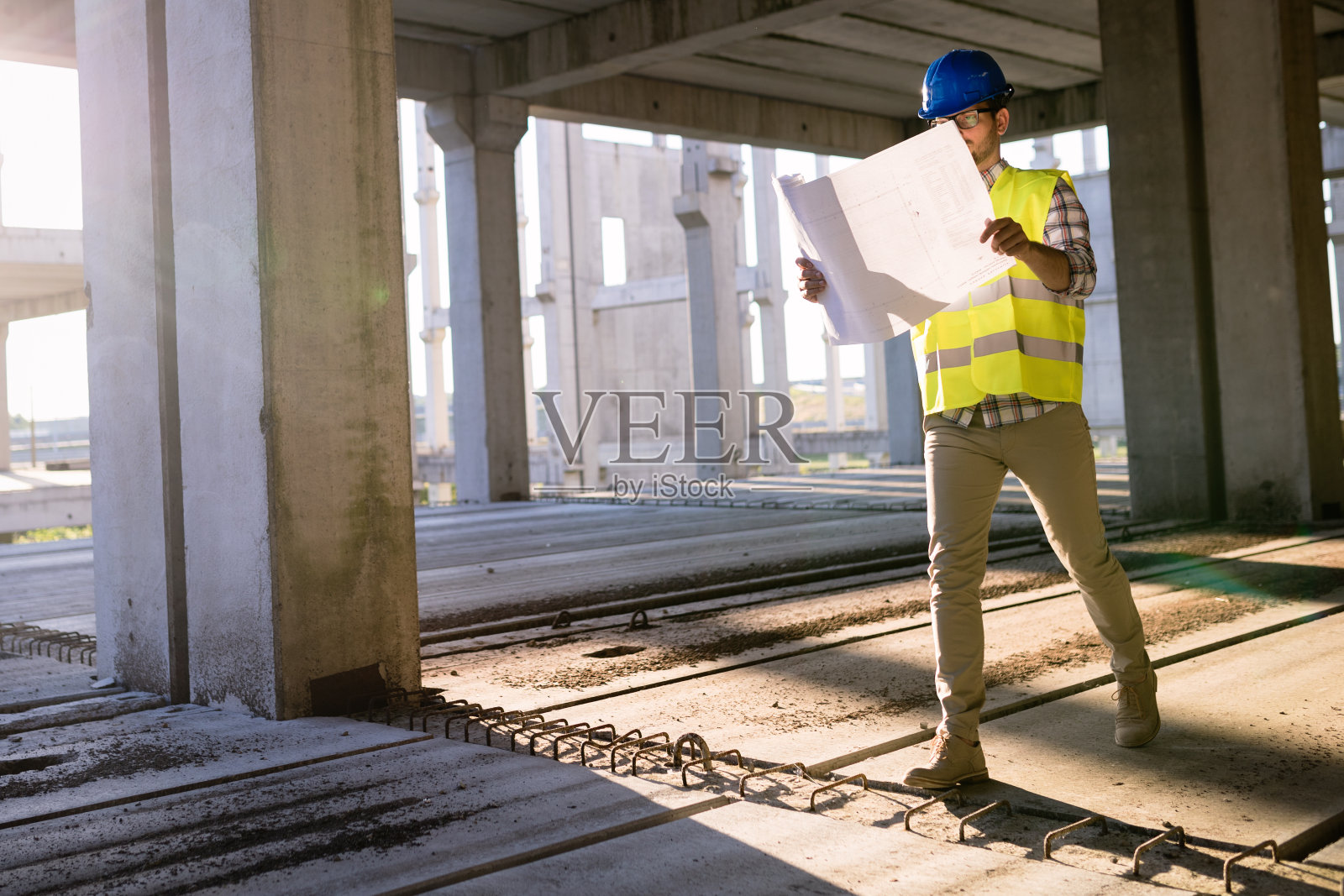 工程师们在建筑工地上绘制蓝图照片摄影图片