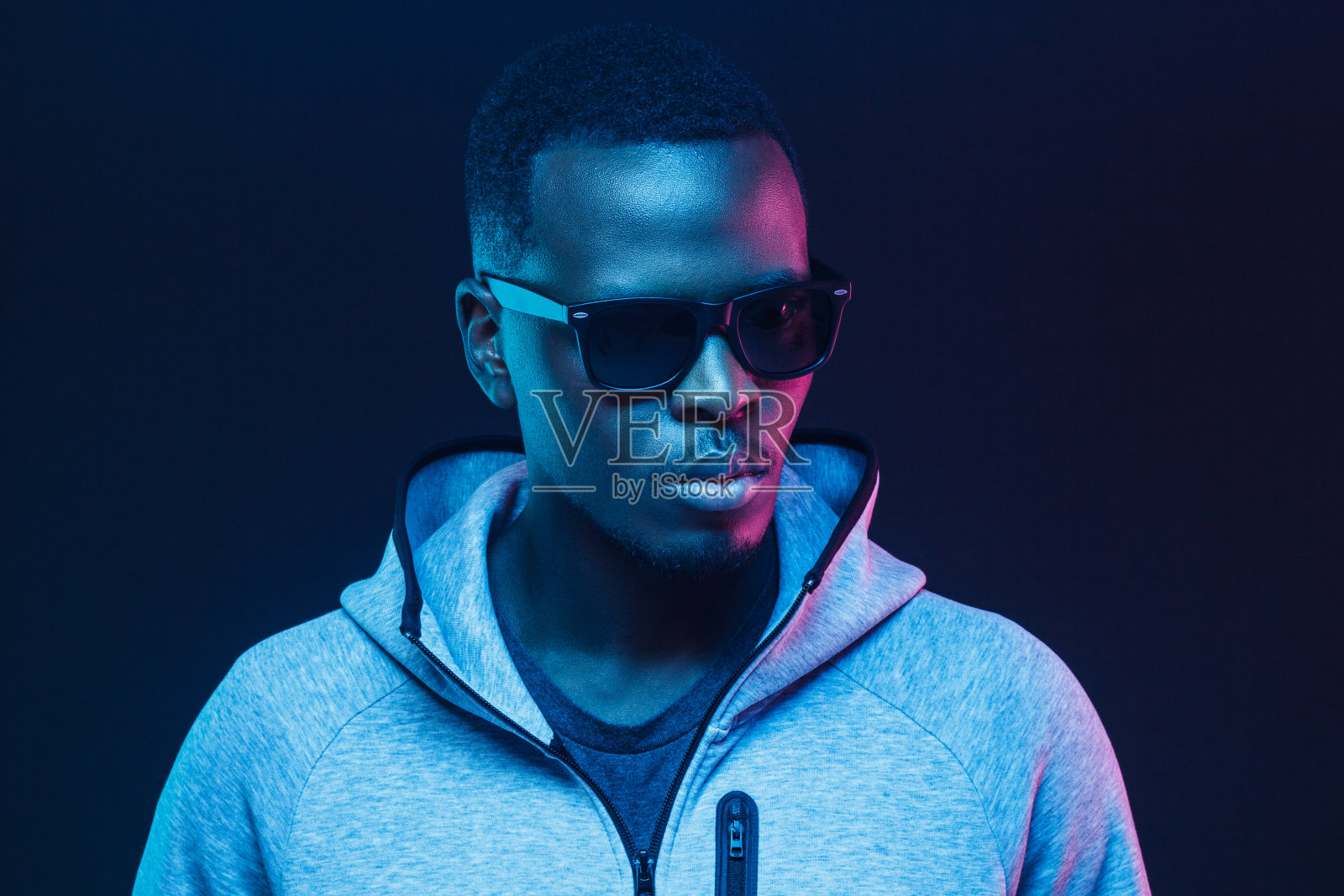 特写时尚的黑人男子，穿着帽衫和太阳镜照片摄影图片