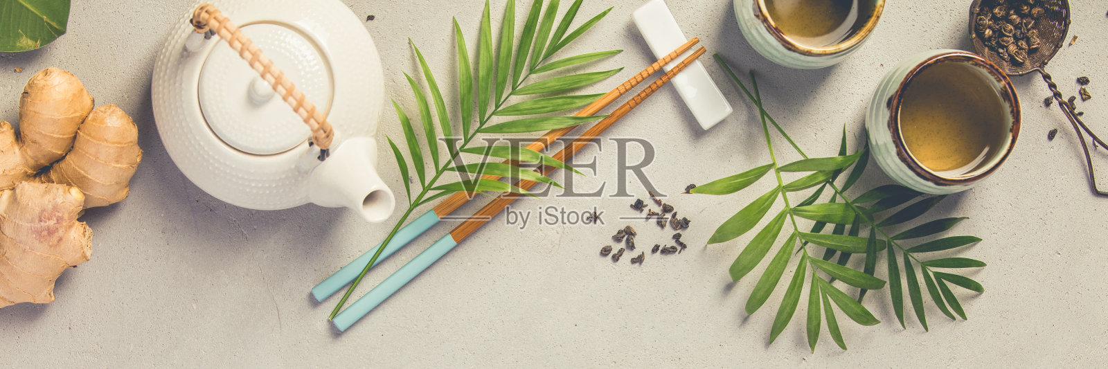 亚洲食物概念-茶和筷子在灰色的混凝土背景照片摄影图片