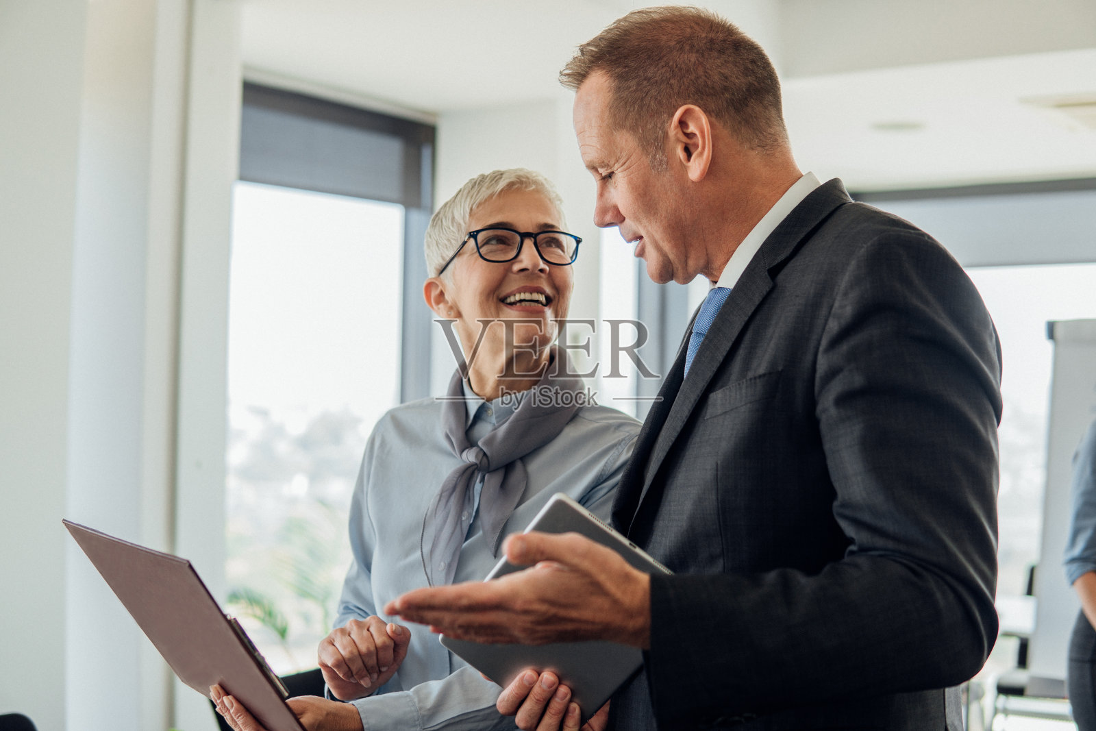 愉快的同事使用数字平板电脑照片摄影图片