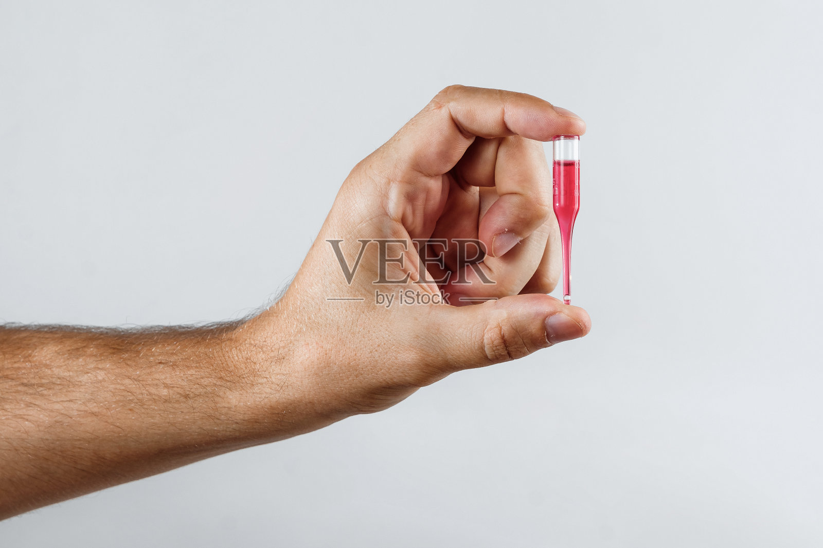 在一个人的手臂特写安瓿与药物。服药的概念，治疗的方法。照片摄影图片