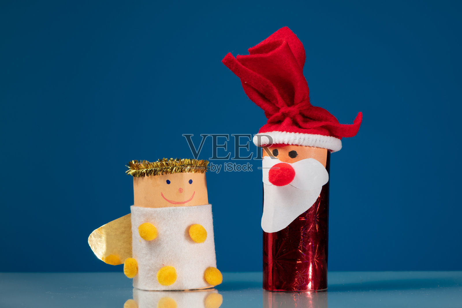 用厕纸卷做成的圣诞老人和天使照片摄影图片