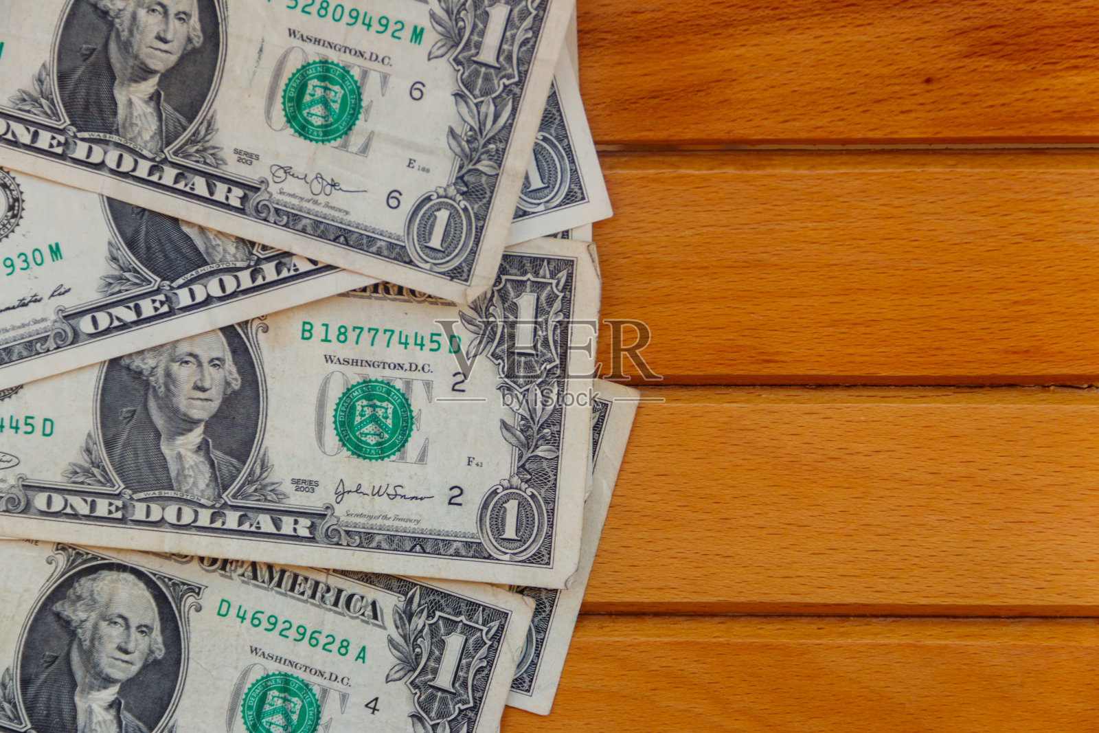 木制背景的一美元钞票。俯视图，复制空间照片摄影图片