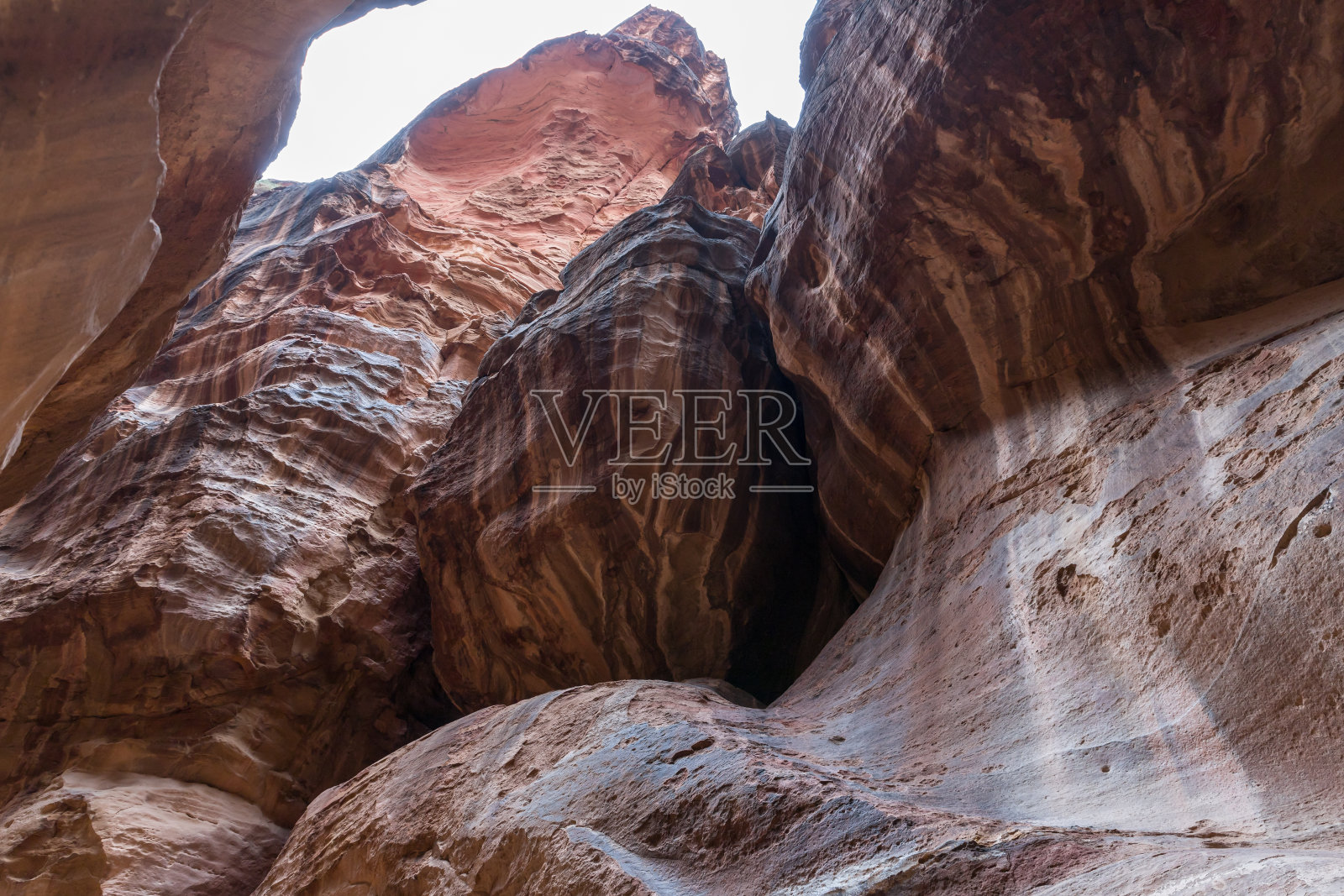 通往佩特拉的峡谷——纳巴泰王国在约旦瓦迪穆萨城的首都照片摄影图片