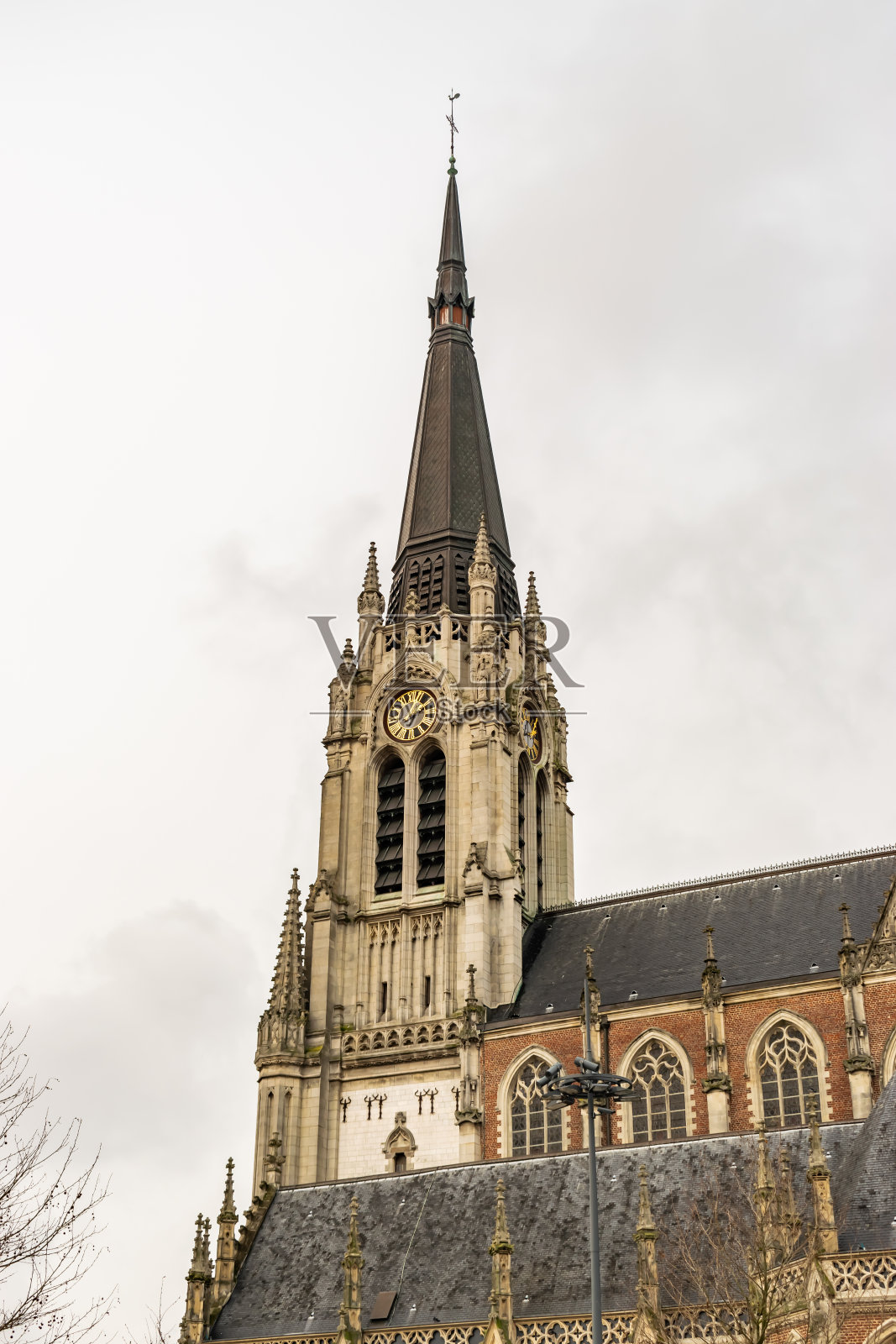 新哥特式风格的历史教堂。照片摄影图片