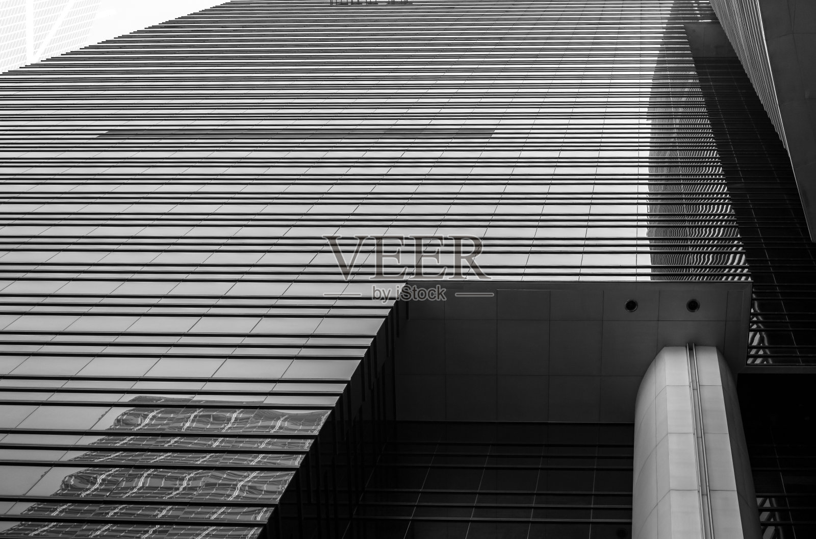 从下往上看香港的现代写字楼，黑白两色照片摄影图片