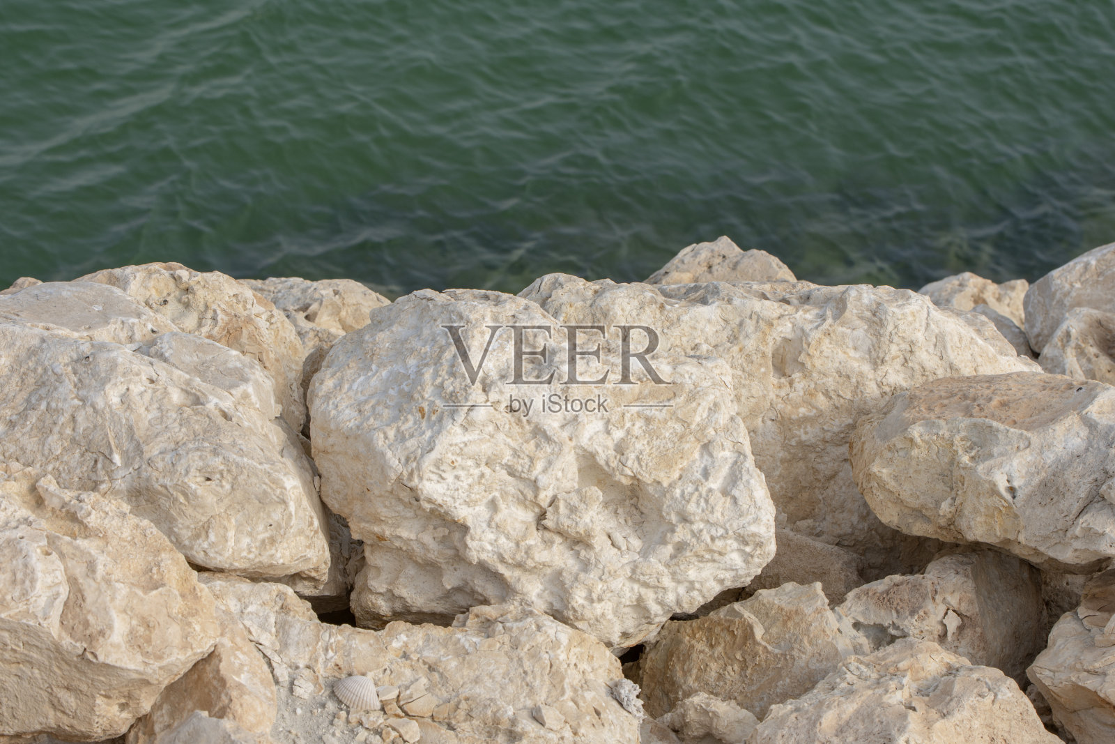 海滩与大海的岩石照片摄影图片