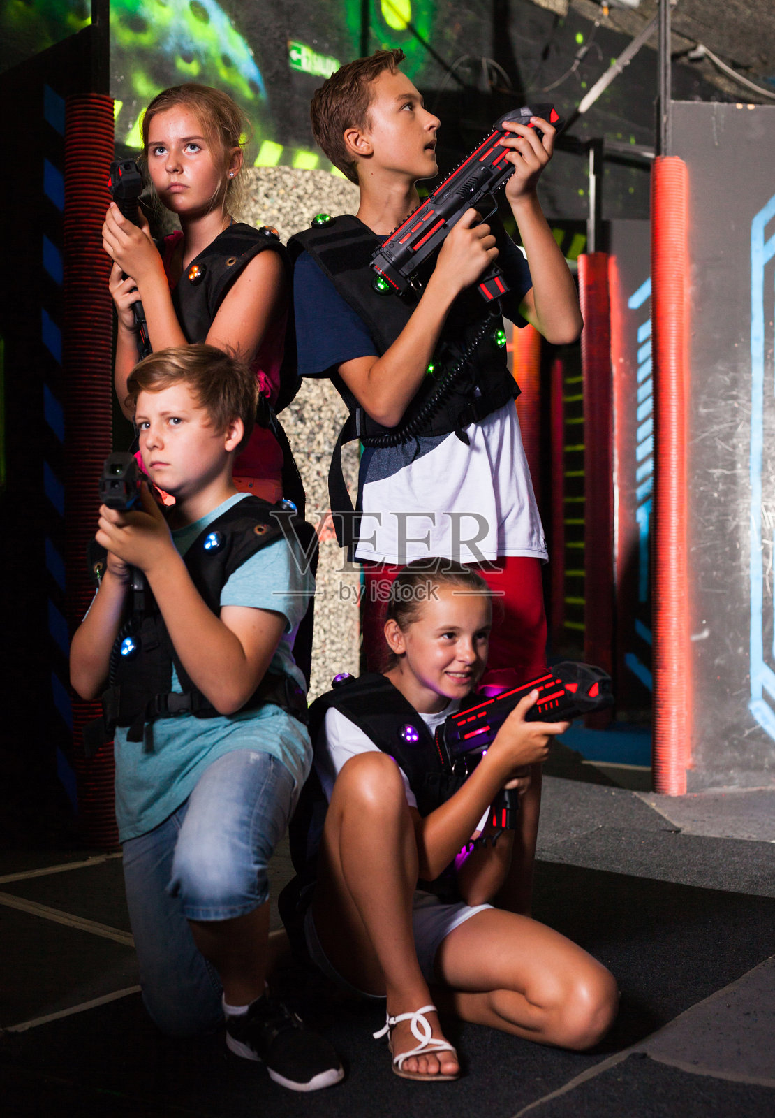 女孩和男孩摆着激光手枪的姿势照片摄影图片