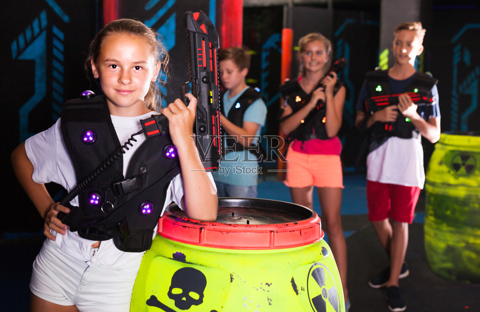 拿着激光手枪的女孩在激光迷宫里照片摄影图片