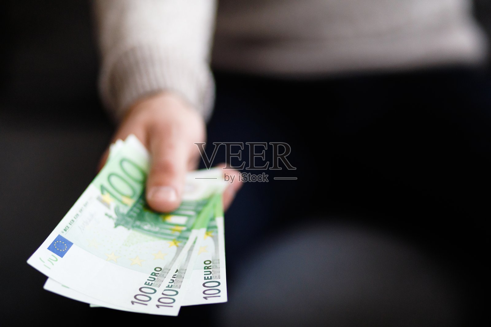 欧元的钱。人手中的欧元纸币。照片摄影图片