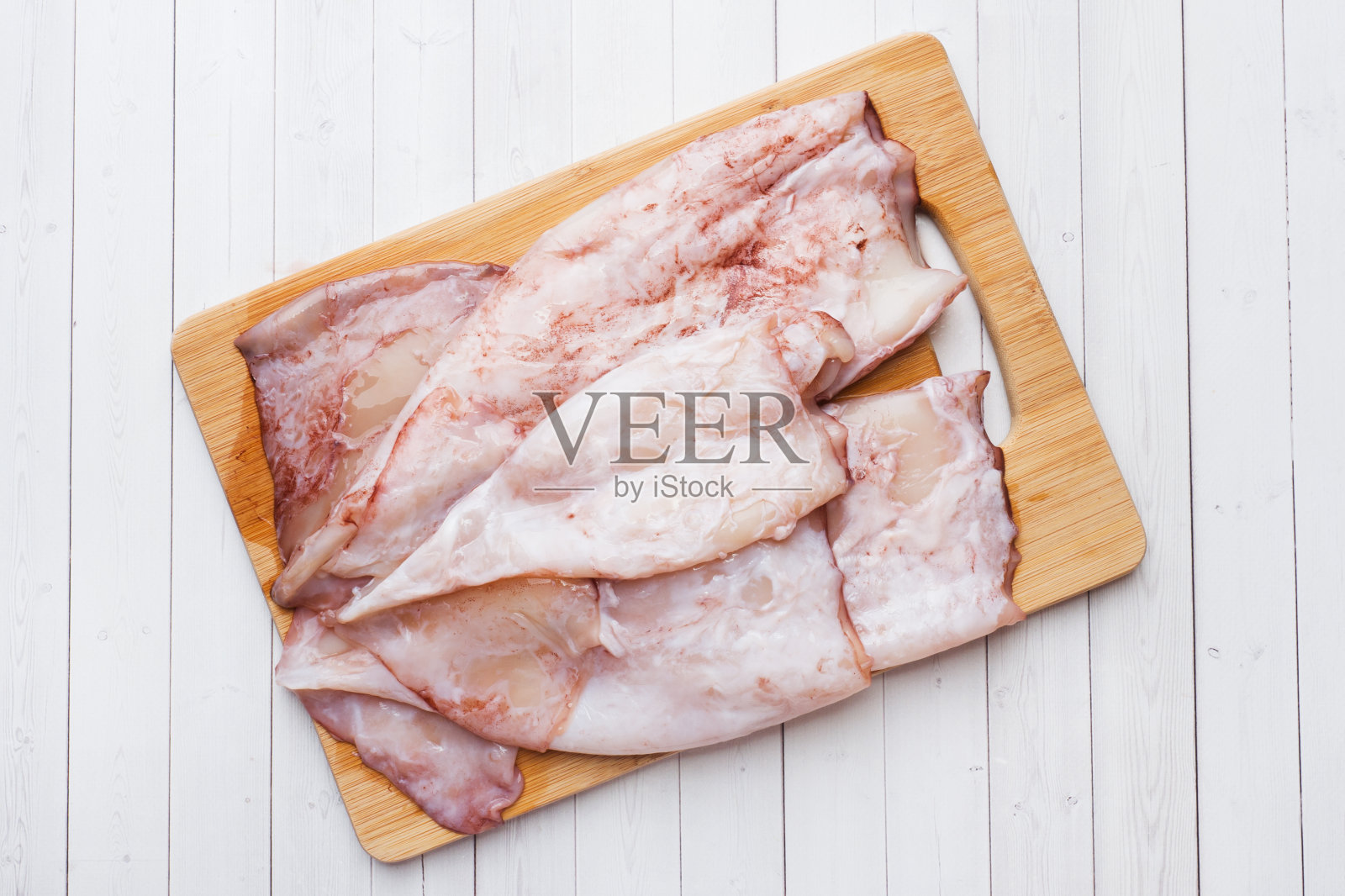 配上香料和柠檬的生鱿鱼准备上桌。照片摄影图片