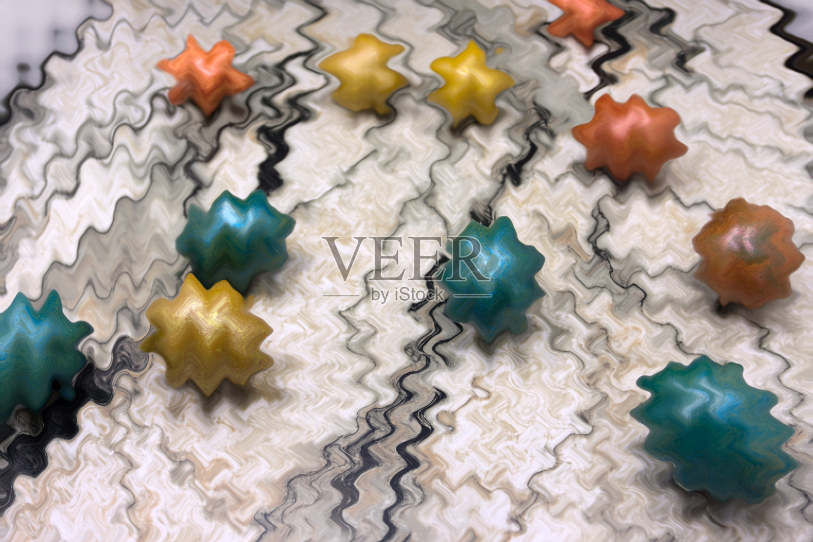 一串复活节彩蛋，在带有花瓣的木质背景的鸟窝里。照片摄影图片