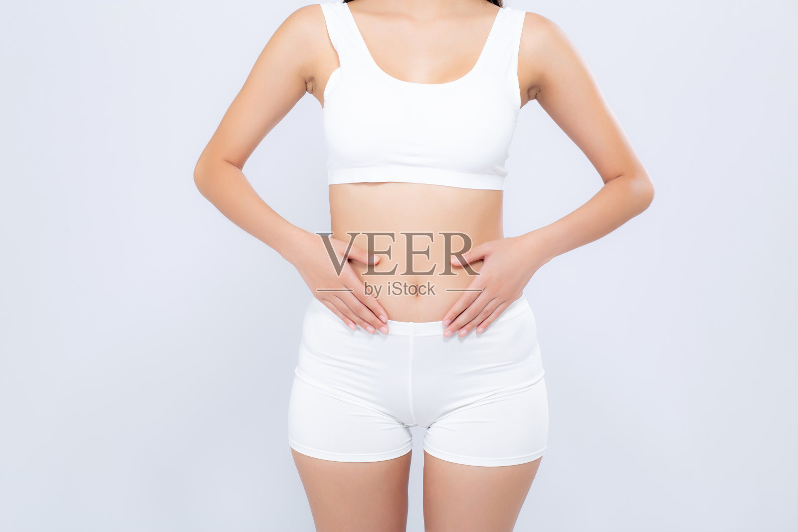 特写亚洲女人美丽的身体节食与fit孤立在白色的背景，模特女孩体重苗条与脂肪团或卡路里，健康和健康的概念。照片摄影图片