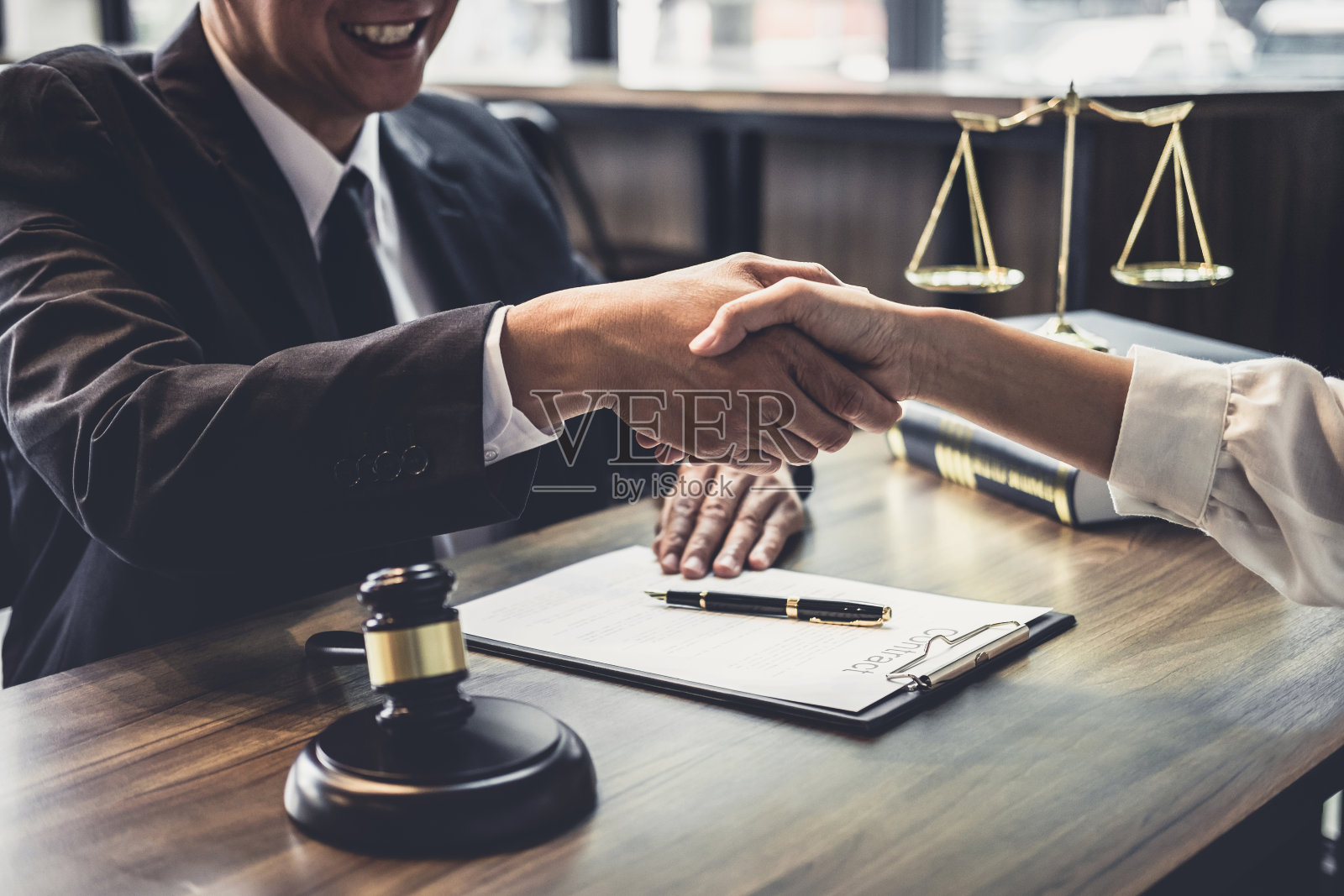 男律师与商务女性客户之间的良好服务合作，在达成协议后握手，法律和法律理念照片摄影图片
