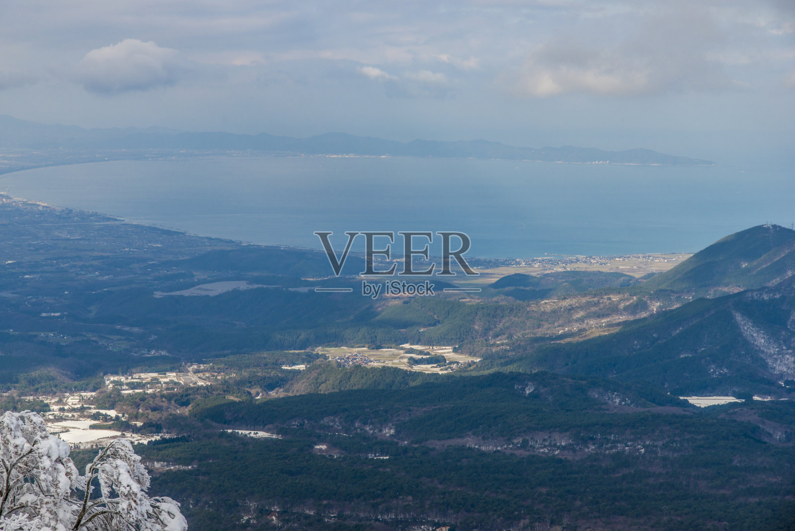 冬天从鸟取山(mount . daisen)俯瞰海岸线照片摄影图片