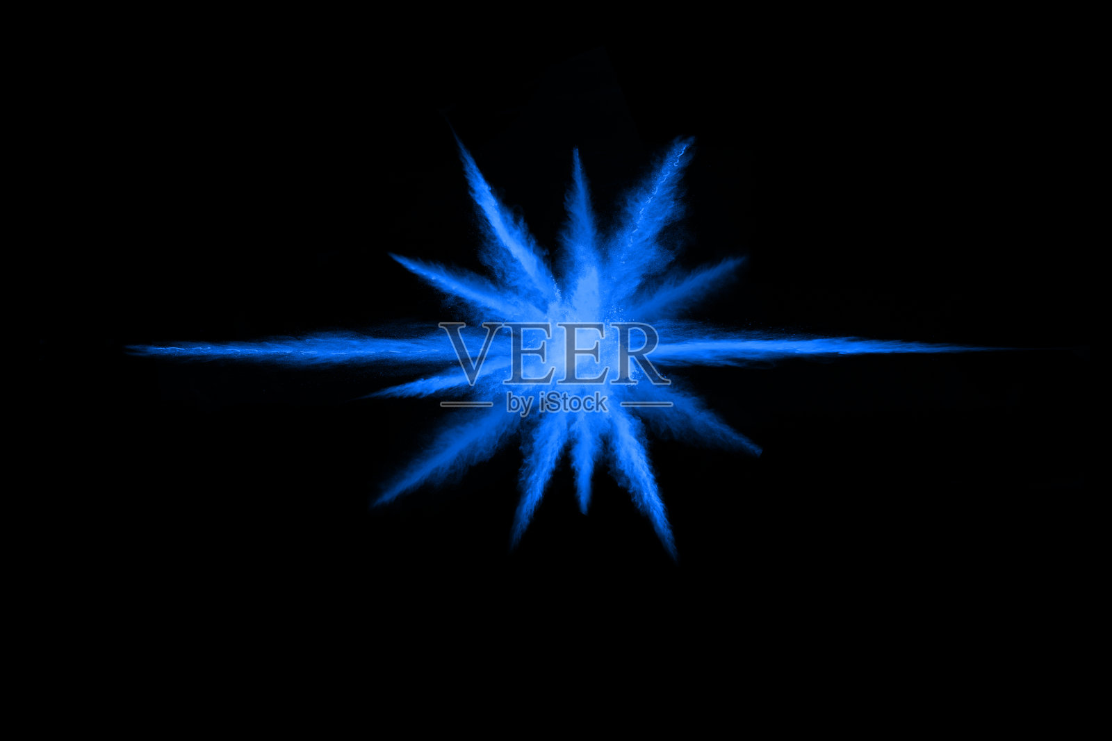 抽象的蓝色粉末溅射背景，冷冻运动的彩色粉末爆炸/投掷彩色粉末，彩色闪光纹理在黑色的背景照片摄影图片