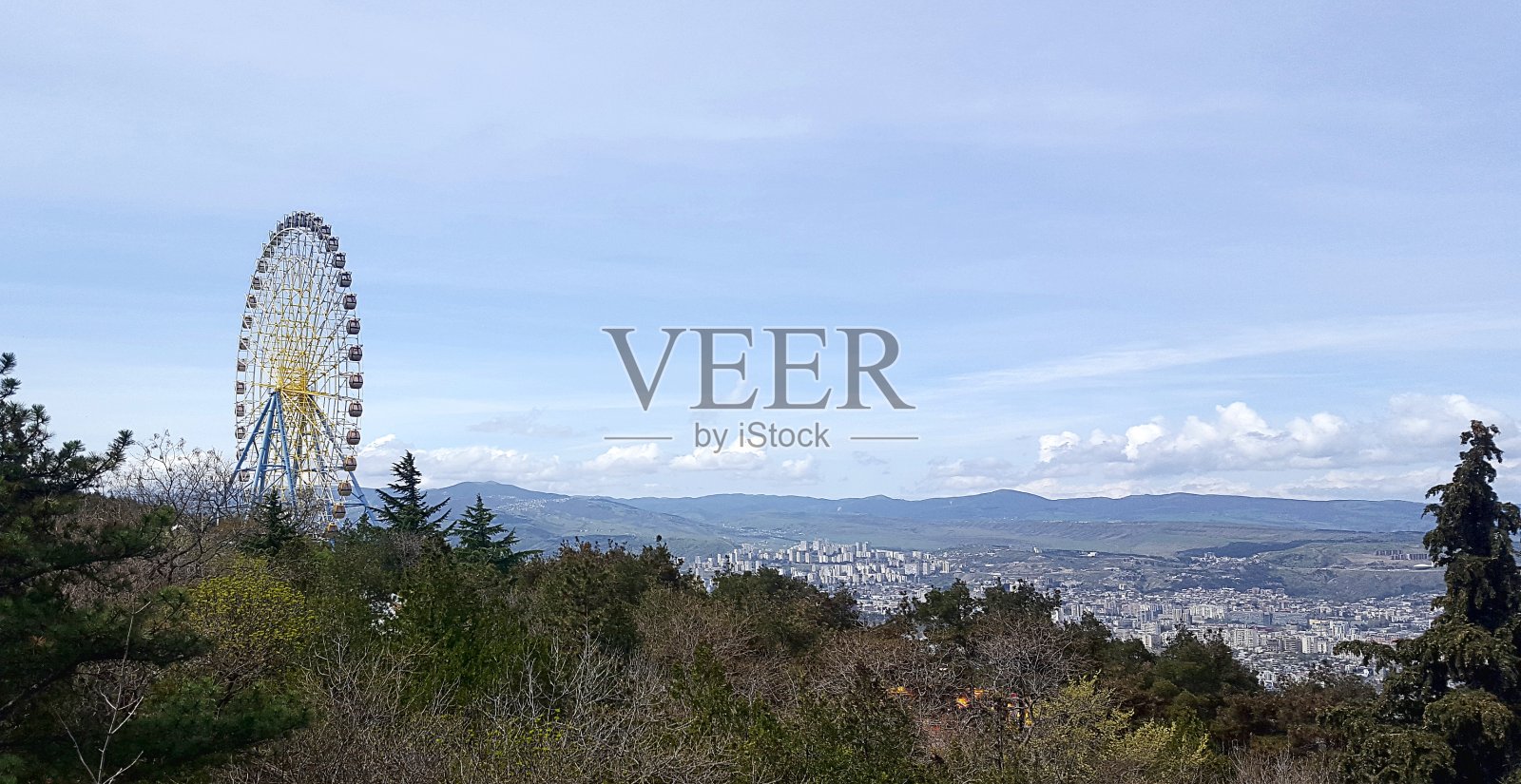 第比利斯的Mtatsminda游乐场的大摩天轮照片摄影图片