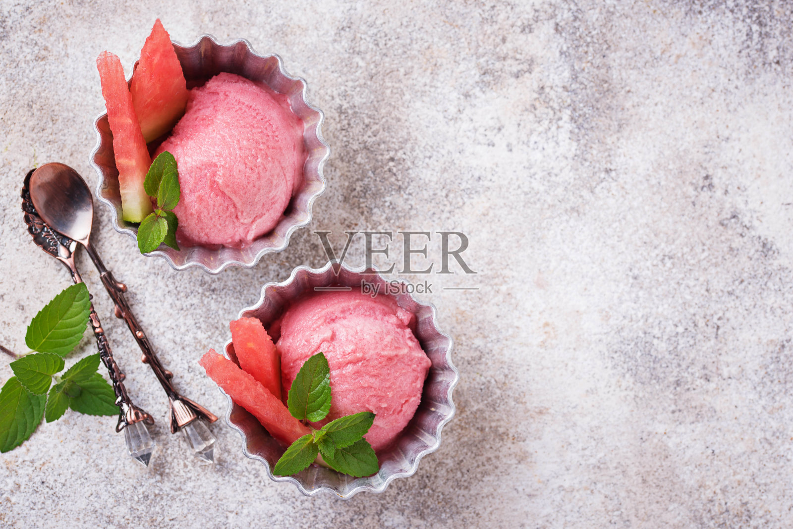 金属碗装的西瓜冰淇淋照片摄影图片