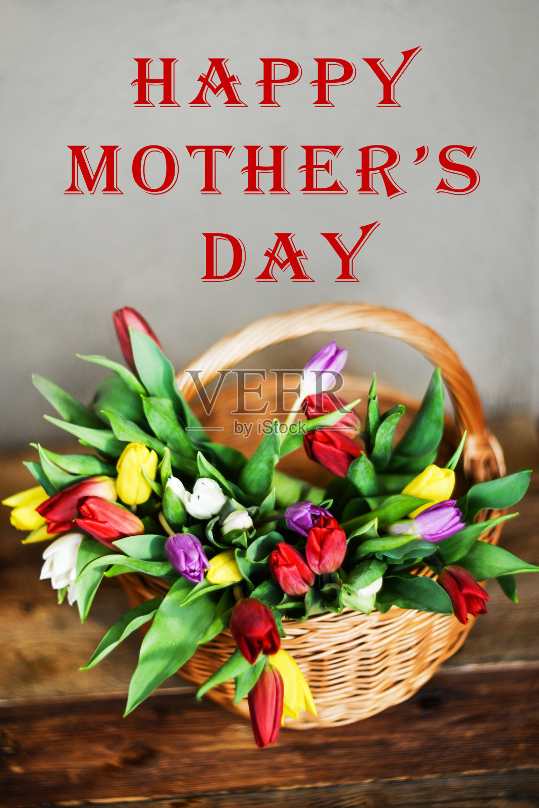 花卉背景，贺卡，收获，动作捕捉与题词:“母亲节快乐”:花篮彩色郁金香在木制背景，copyspace照片摄影图片