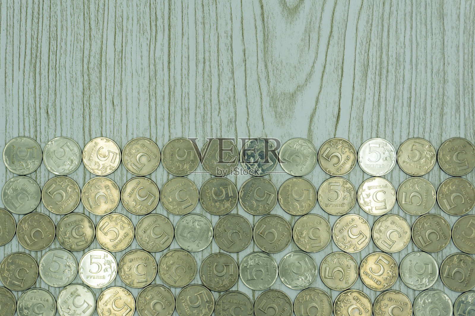 顶视图硬币在旧的木制桌子上，上面有拷贝空间。照片摄影图片