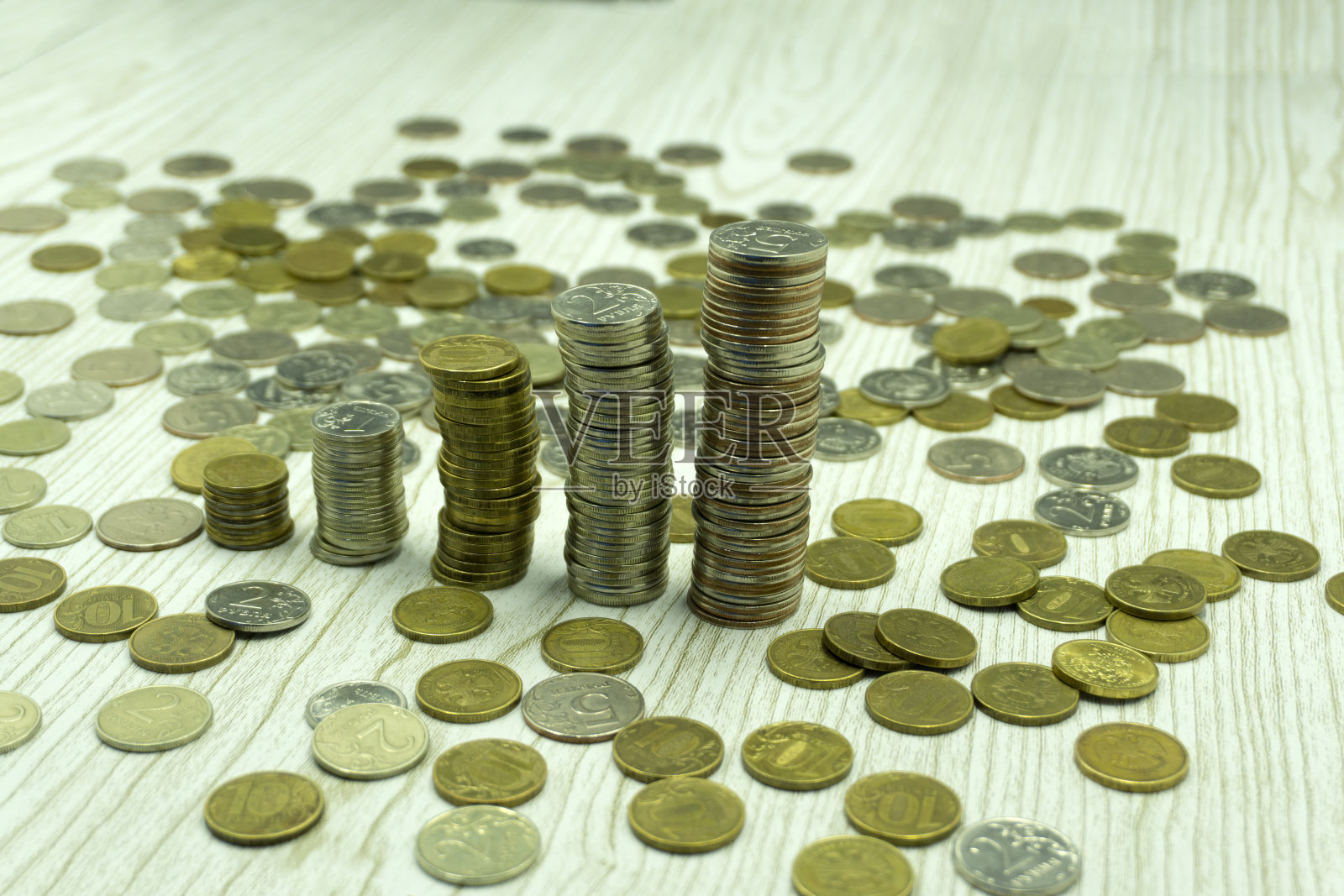 在不同的位置互相堆叠。欧盟旗帜。照片摄影图片