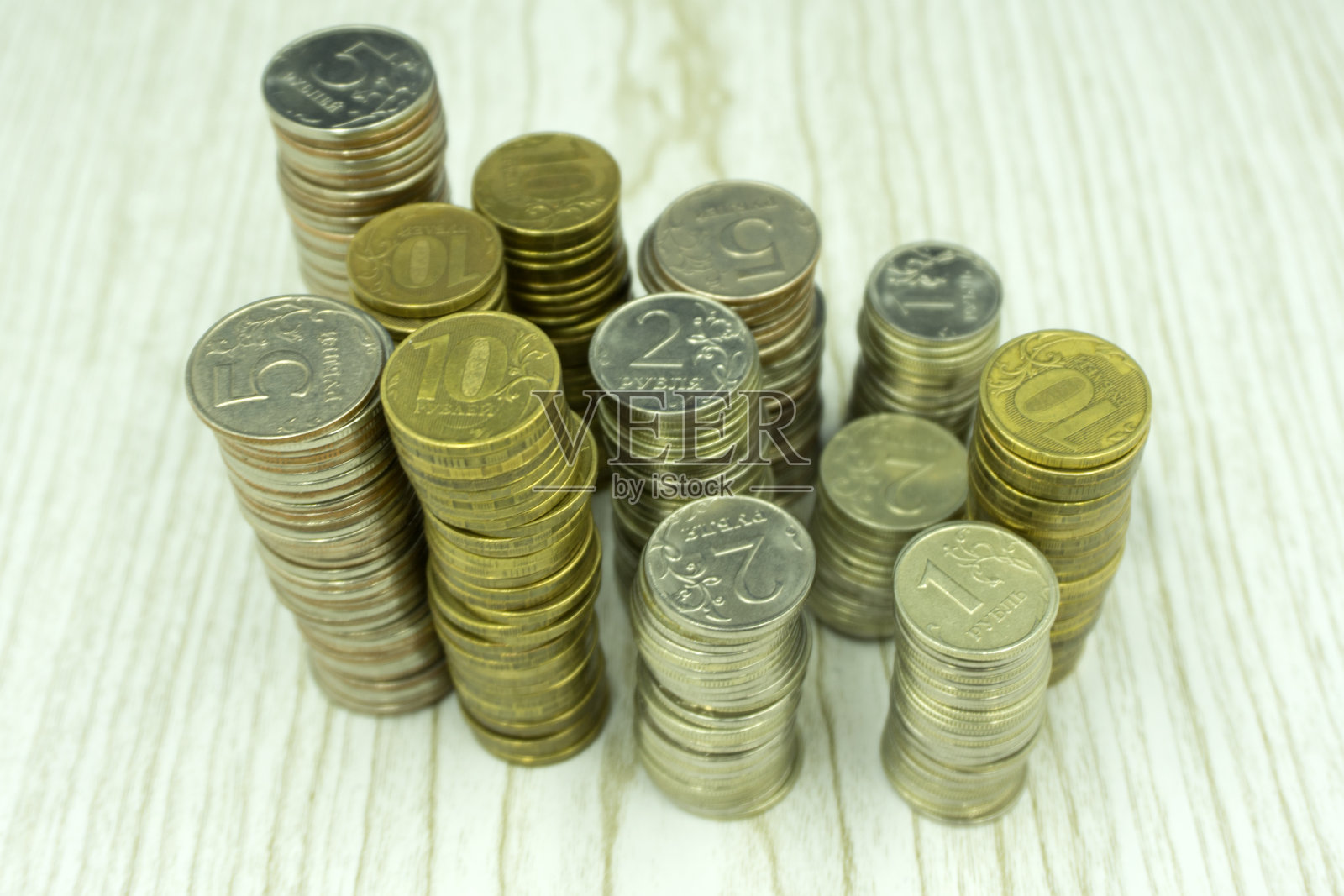 硬币堆和硬币金字塔。照片摄影图片