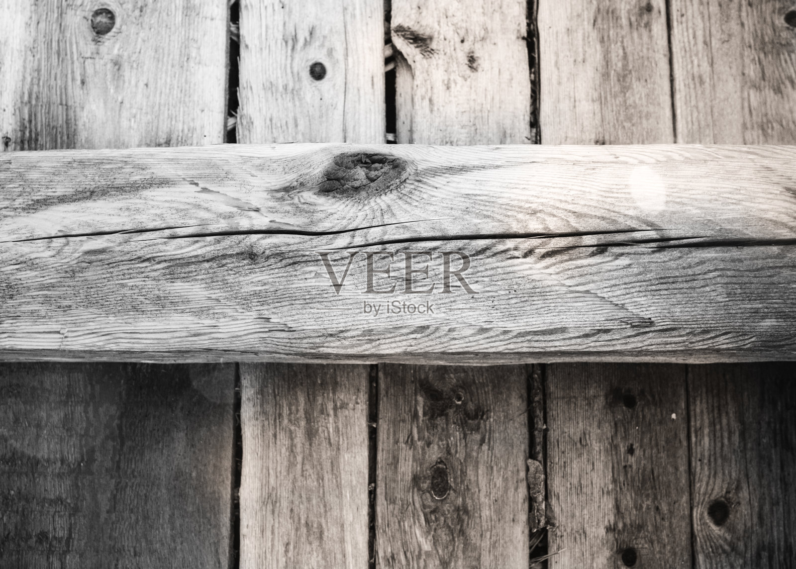 粗糙的木制垂直木板背景。古老的乡村结构。照片摄影图片