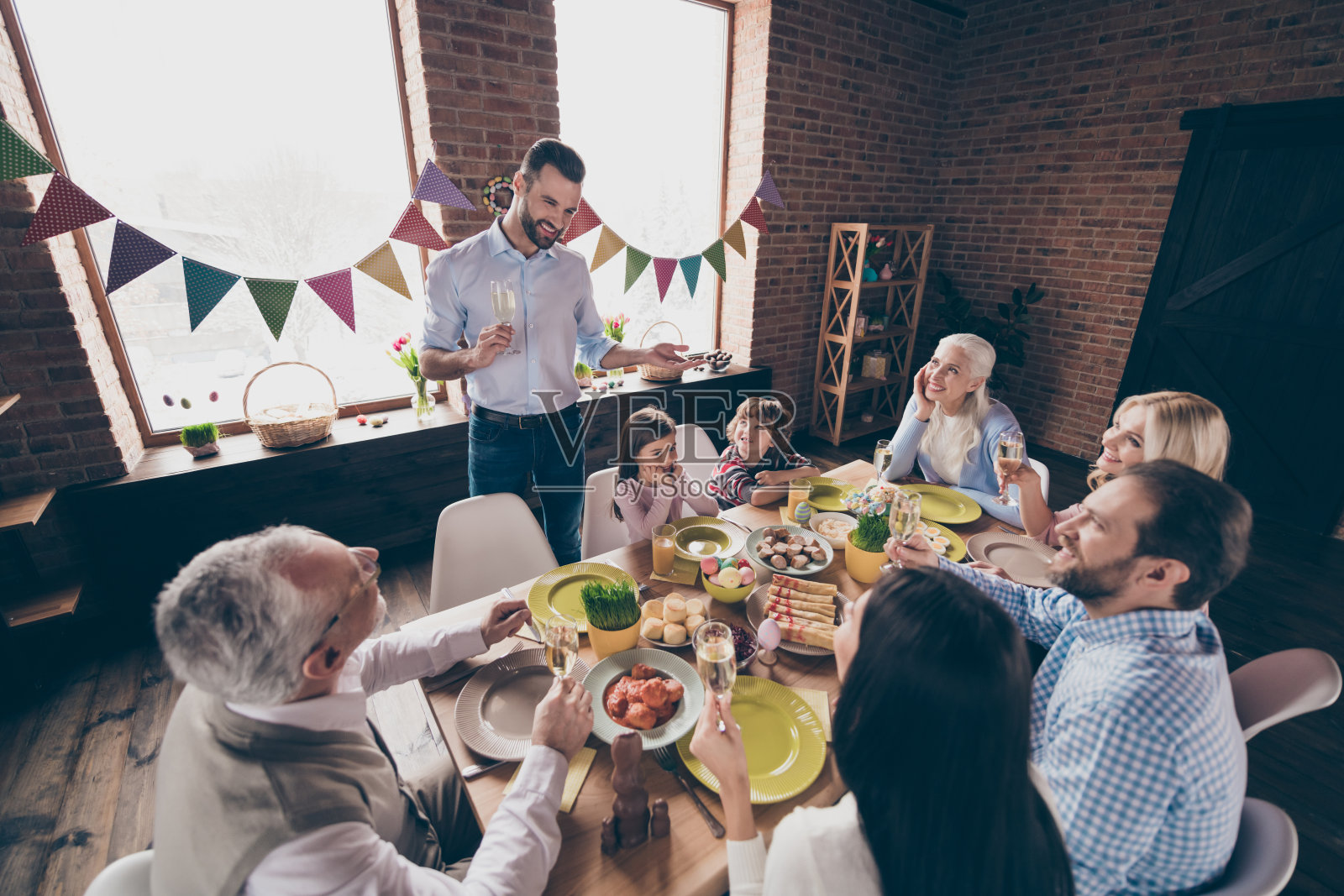 美好的，可爱的，友好的，愉快的，积极的家庭，享受着小小的照片摄影图片