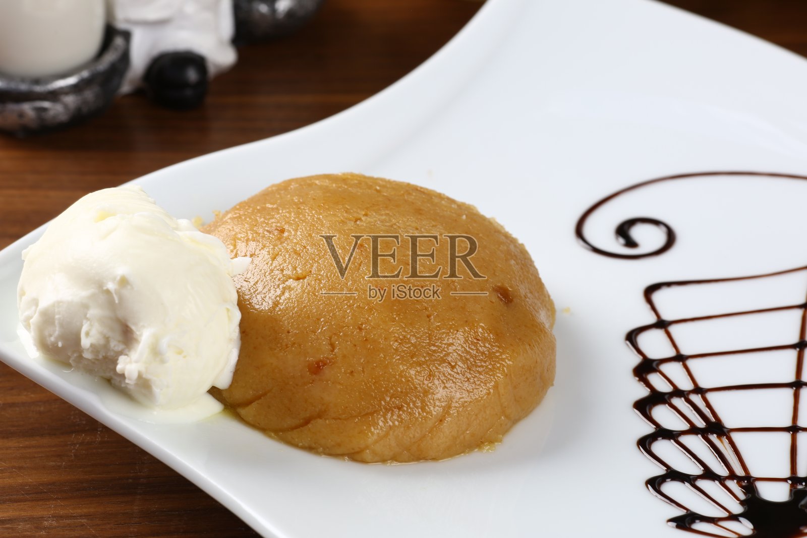 传统粗面粉甜点和冰淇淋照片摄影图片