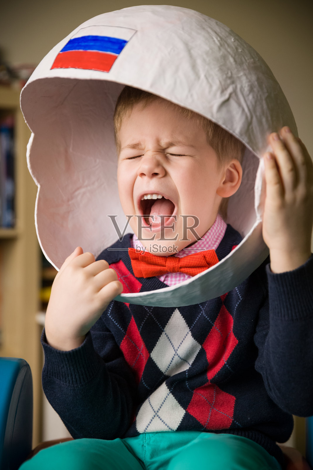 一个小男孩戴着宇航员头盔。教育或想象概念。准备生日聚会照片摄影图片